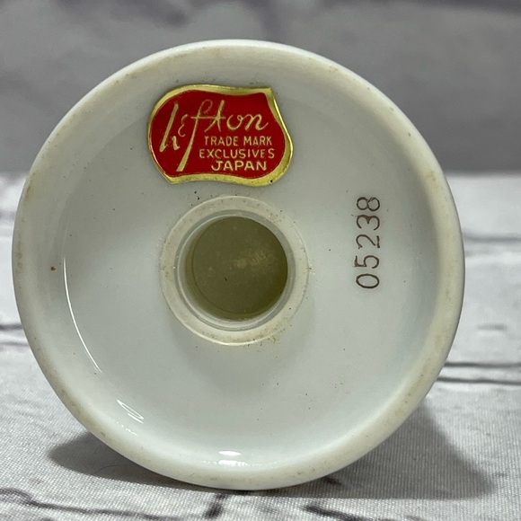 Vintage Lefton Christmas Holly Berries Salt & Pepper Shaker Set - Picture 6 of 6